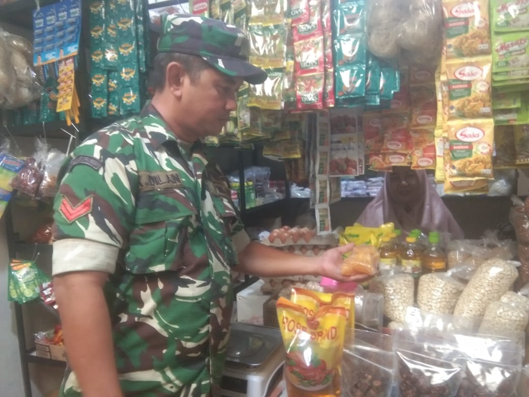 Kopka Kadilan Babinsa Krangkeng Pantau Harga Sembako di Indramayu, Beberapa Komoditas Naik