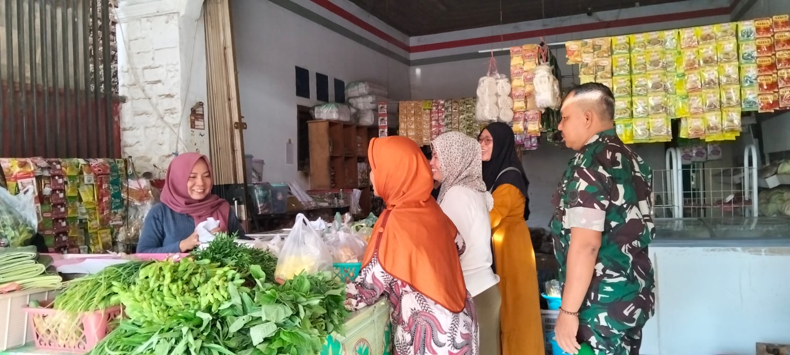 Sertu Carli Babinsa Terisi Pantau Harga Sembako di Indramayu, Stabilitas Pasar Tetap Terkendali
